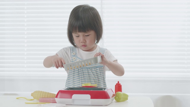 小女孩在家玩食物玩具视频素材