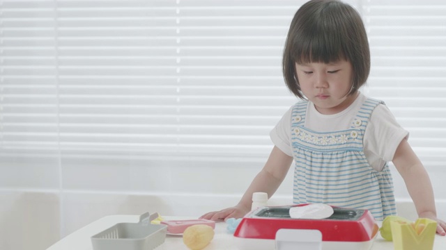 小女孩在家玩食物玩具视频素材