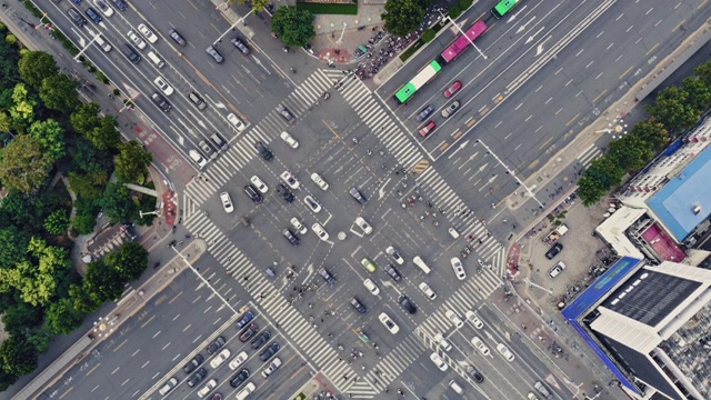 T/L WS PAN白天城市街道十字路口俯视图视频素材