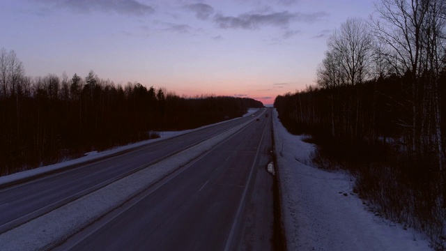 公路上冬日的夕阳。视频素材