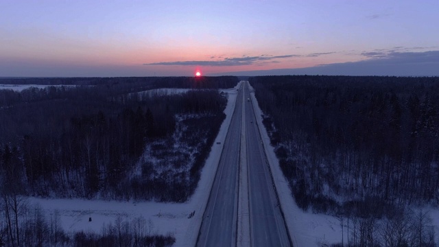 公路上冬日的夕阳。视频素材