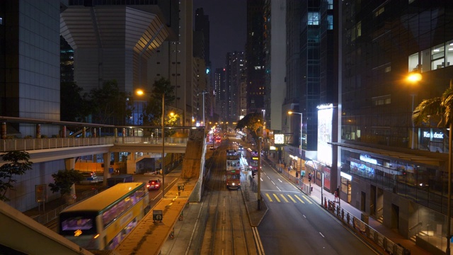 夜间灯光照亮香港市区交通、街道、桥梁、步行全景4k视频素材