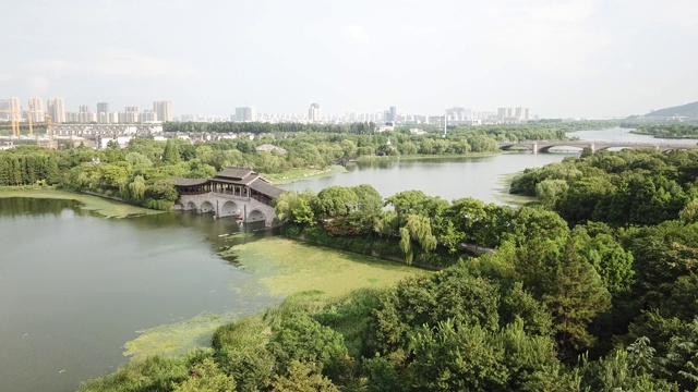 中国古典建筑:廊桥，位于太湖，江苏省无锡市视频素材