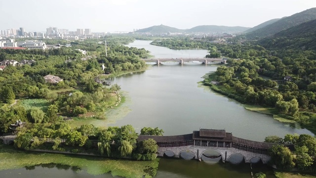 中国古典建筑:廊桥，位于太湖，江苏省无锡市视频下载