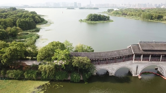 中国古典建筑:廊桥，位于太湖，江苏省无锡市视频下载