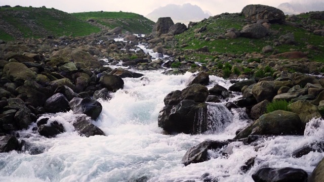 小溪中流过岩石的水视频素材