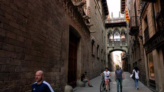 Carrer Del Bisbe Bridge，巴塞罗那，西班牙视频素材