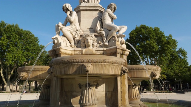 喷泉Pradier, Esplanade Charles de Gaulle, Nimes, Gard, France视频素材