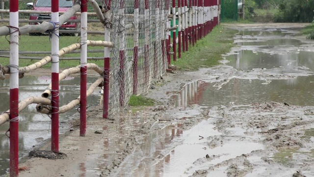 充满水的泥泞道路视频素材