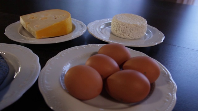 高蛋白的食物。生肉和鱼，奶酪，鸡蛋放在不同的盘子里。视频素材画面4