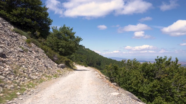 从公路上开到山顶。西班牙阿拉贡的蒙卡约塞拉山脉。自然景观和风景环境。户外的乐趣、探索和娱乐。的观点。视频素材