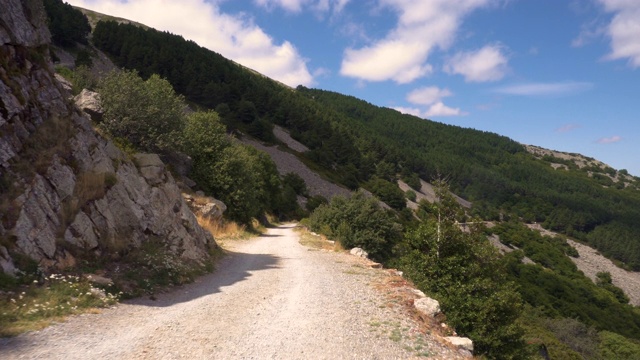 从公路上开到山顶。山川自然，山水环境优美。户外的乐趣、探索和娱乐。的观点。视频素材