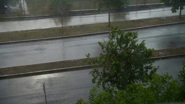 城市街道上下着大雨视频素材