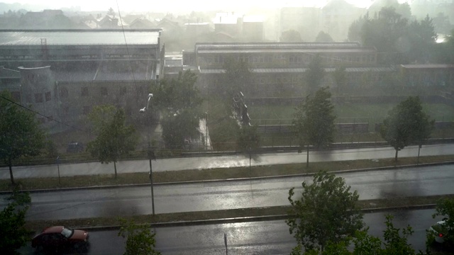 城市街道上下着大雨视频素材