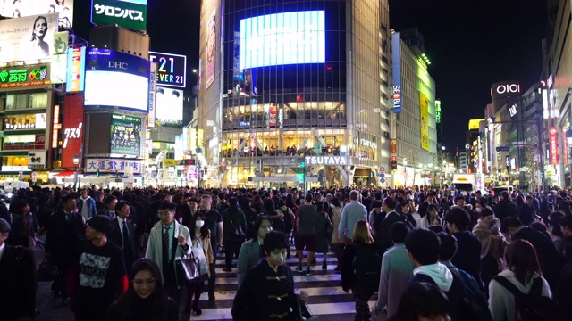 日本东京涩谷区行人过街的模糊和移动镜头视频素材