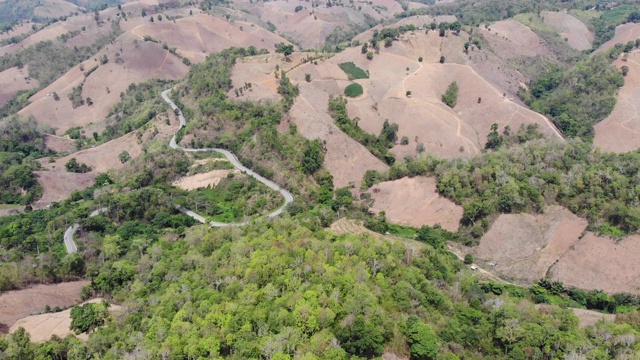 鸟瞰图的天空道路超过山顶。交通公路横越大山视频素材