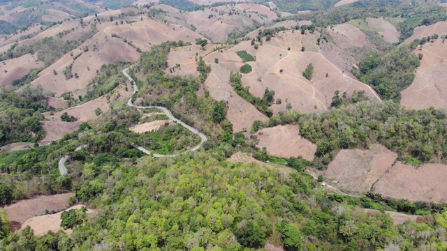 鸟瞰图的天空道路超过山顶。交通公路横越大山视频素材