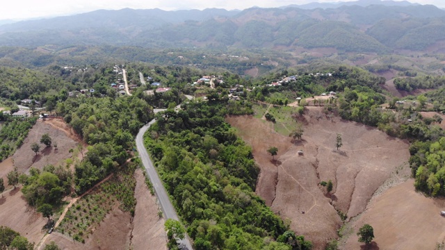 鸟瞰图的天空道路超过山顶。交通公路横越大山视频素材