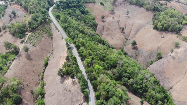 鸟瞰图的天空道路超过山顶。交通公路横越大山视频素材