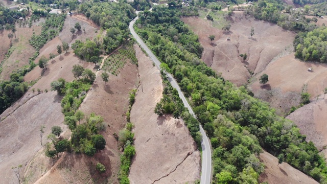 鸟瞰图的天空道路超过山顶。交通公路横越大山视频素材