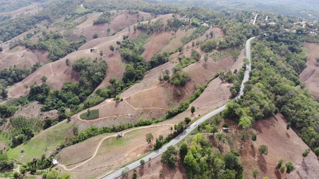 鸟瞰图的天空道路超过山顶。交通公路横越大山视频素材