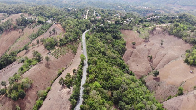 鸟瞰图的天空道路超过山顶。交通公路横越大山视频素材