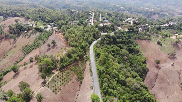 鸟瞰图的天空道路超过山顶。交通公路横越大山视频素材