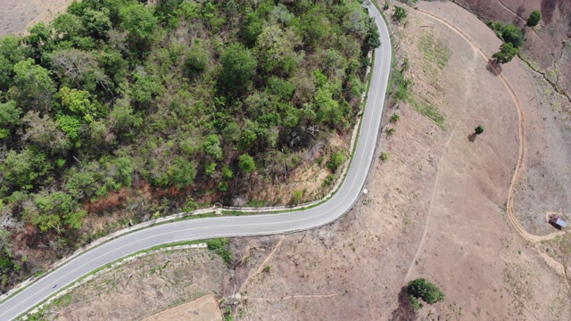 鸟瞰图的天空道路超过山顶。交通公路横越大山视频素材