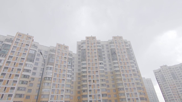 居民区下大雨视频素材