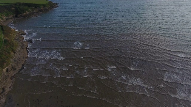 海浪拍打着海滩和悬崖视频素材