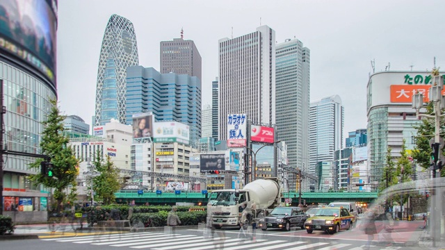 4K缩小延时:日本东京新宿区的交通状况。视频素材