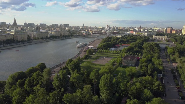 空中的莫斯科夏季城市景观，有河流，公园和桥梁视频素材