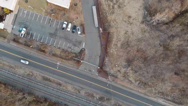 俯视图的道路交叉口房屋鸟瞰图上睡觉的邻居视频素材