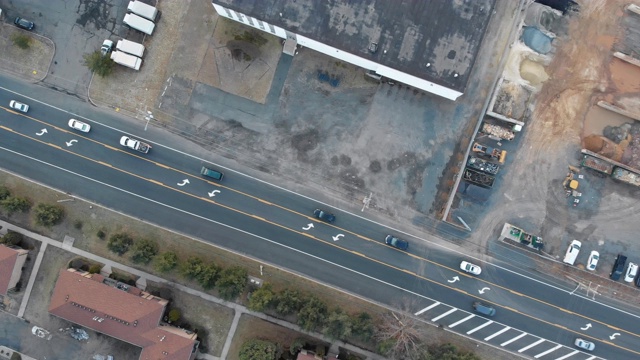 高速公路和郊区的房屋在鸟瞰图上可以看到屋顶视频素材