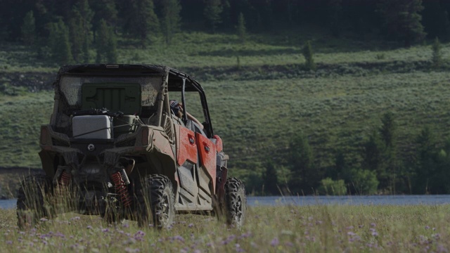 山腰与ATV和4-Wheeler。视频素材