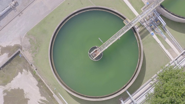 水处理厂固体接触澄清池型污泥再循环鸟瞰图视频素材