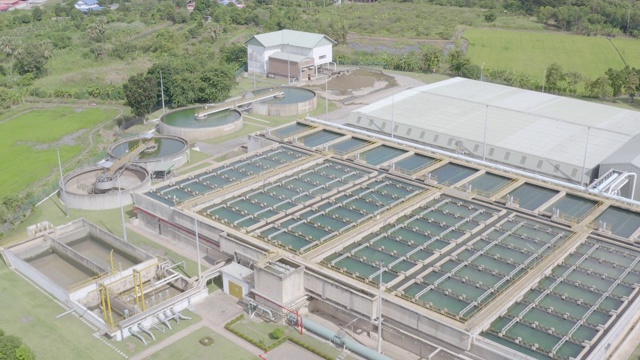 水处理厂固体接触澄清池型污泥再循环鸟瞰图视频素材