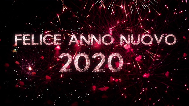 在漆黑的夜空中，意大利语的问候文字闪烁着烟花，祝你2020年新年快乐。完美的新年庆祝，排版设计-事件和节日概念4K视频素材画面1