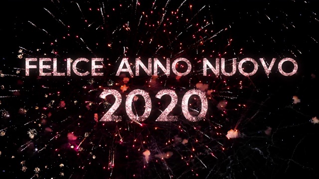 在漆黑的夜空中，意大利语的问候文字闪烁着烟花，祝你2020年新年快乐。完美的新年庆祝，排版设计-事件和节日概念4K视频素材画面2