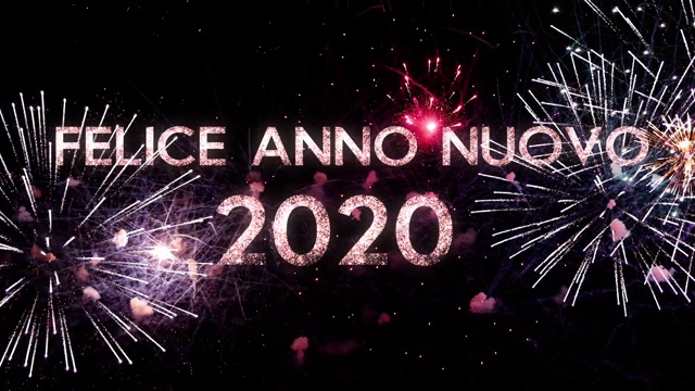 在漆黑的夜空中，意大利语的问候文字闪烁着烟花，祝你2020年新年快乐。完美的新年庆祝，排版设计-事件和节日概念4K视频素材画面3