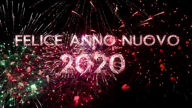 在漆黑的夜空中，意大利语的问候文字闪烁着烟花，祝你2020年新年快乐。完美的新年庆祝，排版设计-事件和节日概念4K视频素材画面4