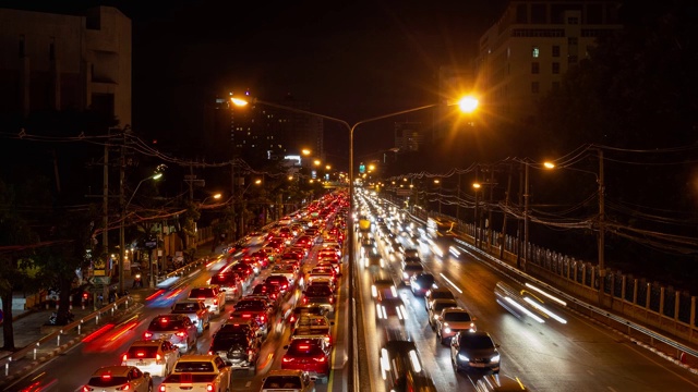 时间流逝，泰国曼谷，泰国泰国大学，恩旺湾路，夜间交通堵塞。视频素材