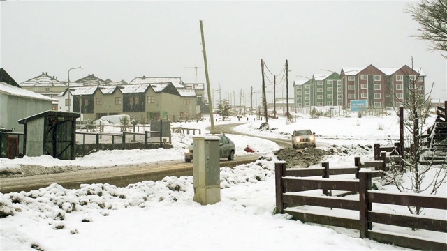 阿根廷火地岛乌斯怀亚郊区的雪泥路。视频素材