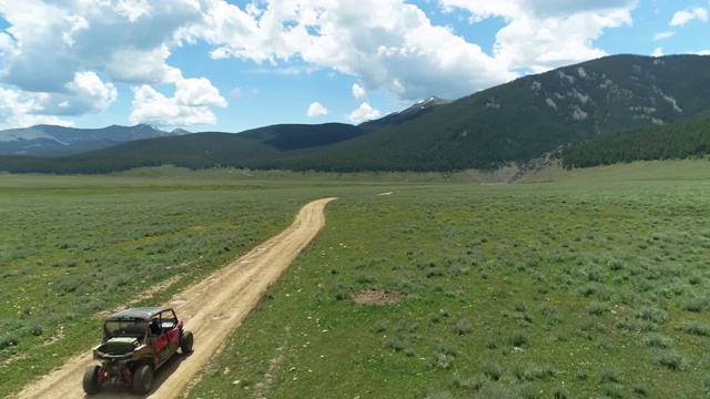 全地形车巡游洛基山谷视频下载