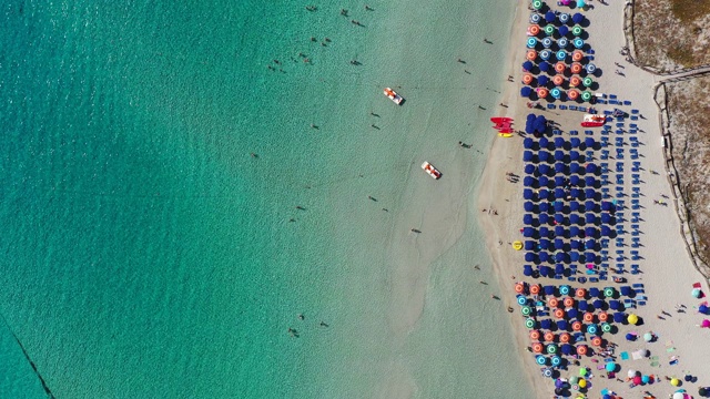 令人惊叹的Pelosa海滩鸟瞰图(Spiaggia Della Pelosa)。Stintino,撒丁岛,意大利。意大利撒丁岛的拉佩罗萨海滩。拉佩罗萨海滩，可能是意大利撒丁岛最美丽的海滩视频素材