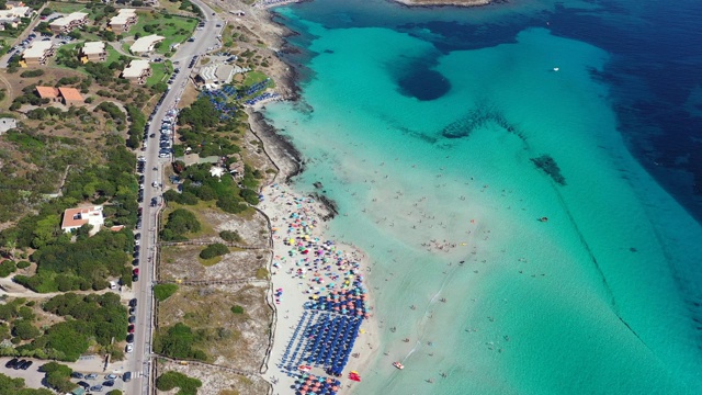 令人惊叹的Pelosa海滩鸟瞰图(Spiaggia Della Pelosa)。Stintino,撒丁岛,意大利。意大利撒丁岛的拉佩罗萨海滩。拉佩罗萨海滩，可能是意大利撒丁岛最美丽的海滩视频素材