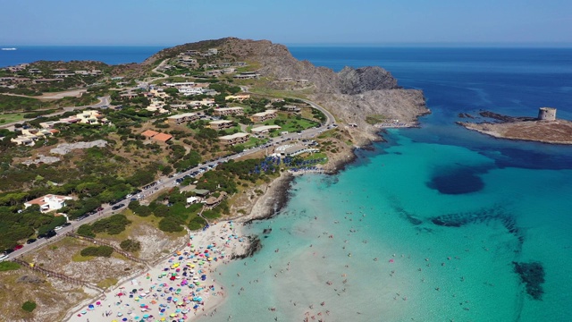 令人惊叹的Pelosa海滩鸟瞰图(Spiaggia Della Pelosa)与Torre Della Pelosa和Capo Falcone。Stintino,撒丁岛,意大利。拉佩罗萨海滩，可能是意大利撒丁岛最美丽的海滩视频素材