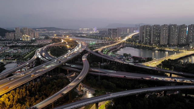 夜景高架桥立交在一个现代化的城市视频素材