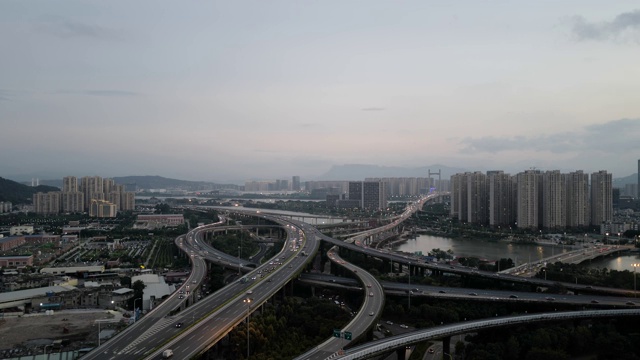 夜景高架桥立交在一个现代化的城市视频素材