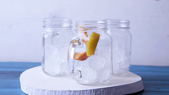 冰茶配新鲜水果视频素材画面3